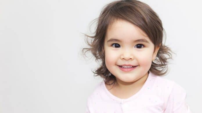 O nome grego de 4 letras para meninas que deve liderar as escolhas dos pais em 2026