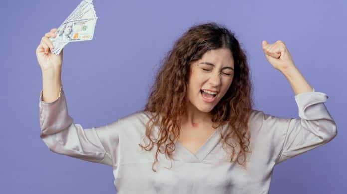 Mega-Sena da Virada: mulher ganha R$ 20 milhões após ouvir previsão de estranho em posto de gasolina