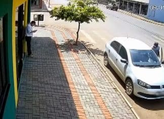 Dono de carro chama polícia pra denunciar furto e descobre mancada gigantesca do lava-rápido (VÍDEO)