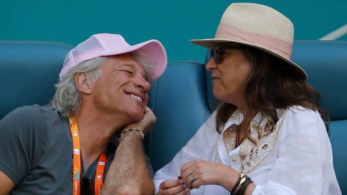 Antes do sucesso e do dinheiro: 10 famosos que se casaram com namorados da escola