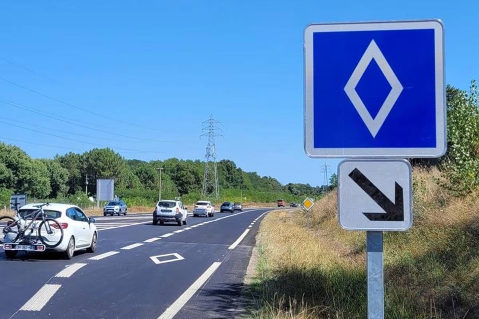 Essa nova placa azul com losango já está rendendo multas, e quase ninguém sabe o que ela significa contioutra.com - Essa nova placa azul com losango já está rendendo multas, e quase ninguém sabe o que ela significa