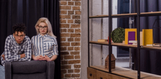 Transforme seu espaço com painéis autoadesivos.