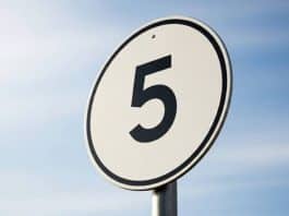 Trânsito ganha nova placa com enigmático número 5