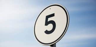 Uma placa com o número 5 está surgindo nas estradas — e quase todo motorista está entendendo errado