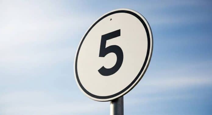 Uma placa com o número 5 está surgindo nas estradas — e quase todo motorista está entendendo errado