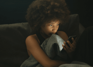 Você conversa com todo mundo, mas se sente sozinho? A psicóloga Josie Conti explica por quê