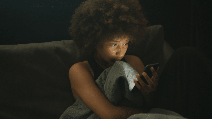 Você conversa com todo mundo, mas se sente sozinho? A psicóloga Josie Conti explica por quê