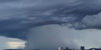 Vídeo mostra momento em que nuvem prateleira engole praia em SC como uma cortina gigante