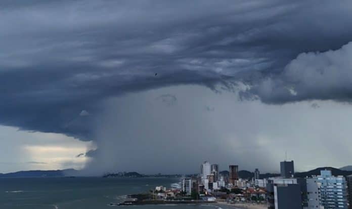 Vídeo mostra momento em que nuvem prateleira engole praia em SC como uma cortina gigante