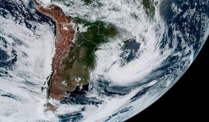 Ciclone perigoso chega ao Brasil este fim de semana: 5 estados entram em alerta por ventos acima de 100 km/h