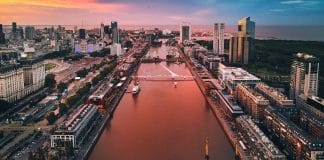 A cidade mais habitável da América Latina não fica no Brasil, mas é baratinha para viajar e conhecer