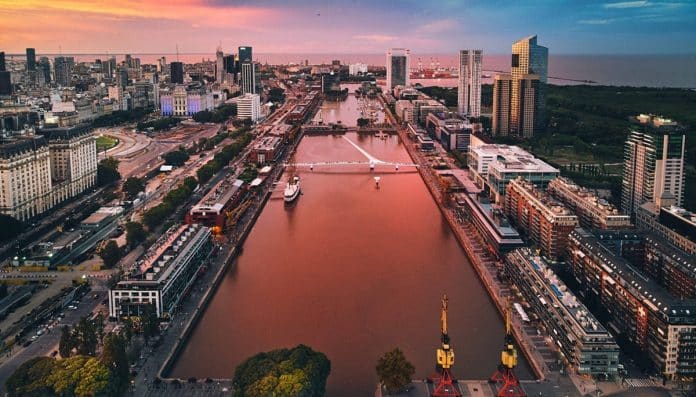 A cidade mais habitável da América Latina não fica no Brasil, mas é baratinha para viajar e conhecer