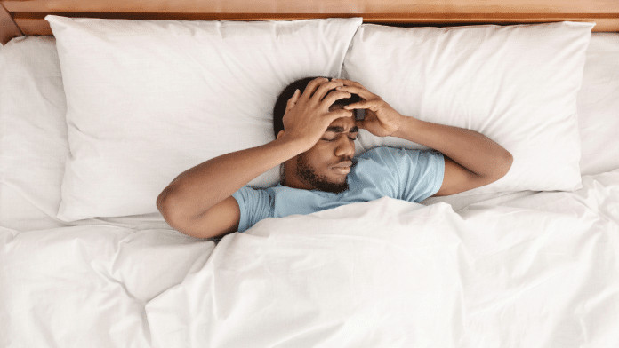 Acordar em pânico no exterior: psicoterapia online em português