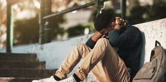 Crises físicas de ansiedade longe do Brasil: atendimento psicológico em português