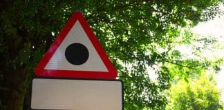 Placa de trânsito com triângulo vermelho e um ponto preto no centro revela alerta que todo motorista brasileiro deveria conhecer