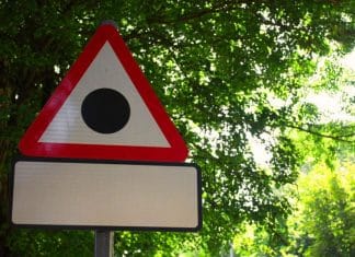 Placa de trânsito com triângulo vermelho e um ponto preto no centro revela alerta que todo motorista brasileiro deveria conhecer