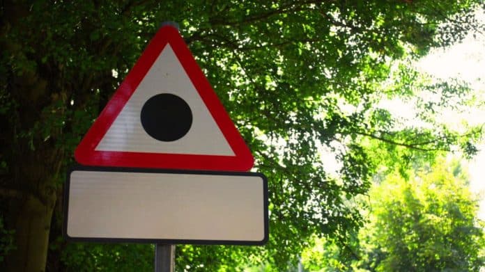 Placa de trânsito com triângulo vermelho e um ponto preto no centro revela alerta que todo motorista brasileiro deveria conhecer