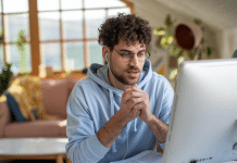 Plantão psicológico online aos domingos: quando o sofrimento emocional não espera o horário comercial