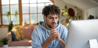 Plantão psicológico online aos domingos: quando o sofrimento emocional não espera o horário comercial