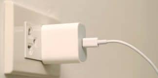 Você pode estar jogando dinheiro fora: veja quanto custa deixar o carregador na tomada o mês inteiro