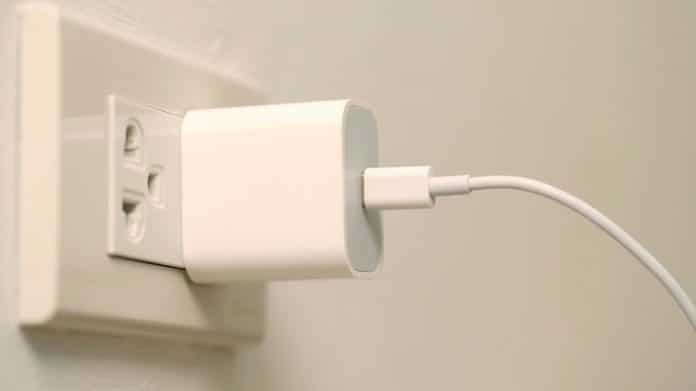 Você pode estar jogando dinheiro fora: veja quanto custa deixar o carregador na tomada o mês inteiro