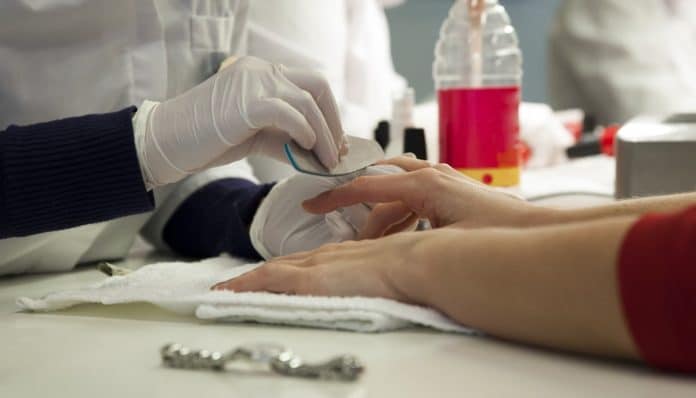 Vai costuma ir ao salão de beleza? Atenção a esse perigo que quase ninguém comenta (e pode afetar seu fígado)