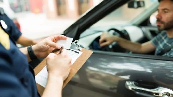 Exame vencido? Alerta: Multa automática de R$ 1.467 pode cair na sua CNH em 2026