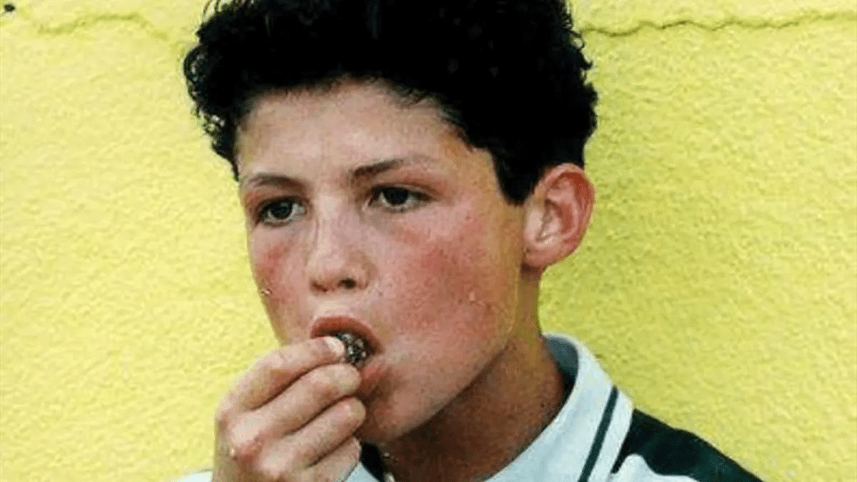 contioutra.com - O menino desta foto nasceu em um pequeno pa&iacute;s e se tornou um dos homens mais famosos (e ricos) do mundo