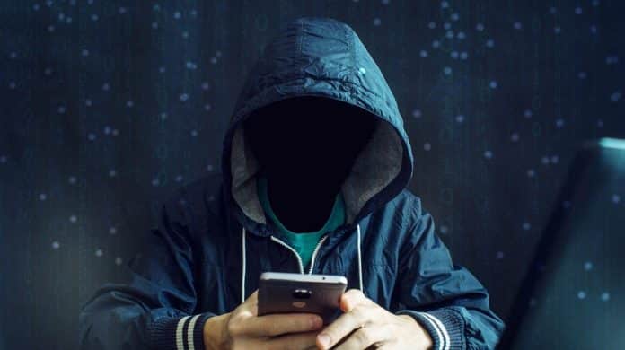 Assim roubam sua voz: 3 palavras que você jamais deve dizer por telefone