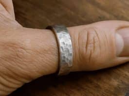 A maioria das pessoas não sabe o que significa usar um anel no polegar