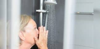O que ninguém te conta sobre tomar banho todos os dias após os 50 anos