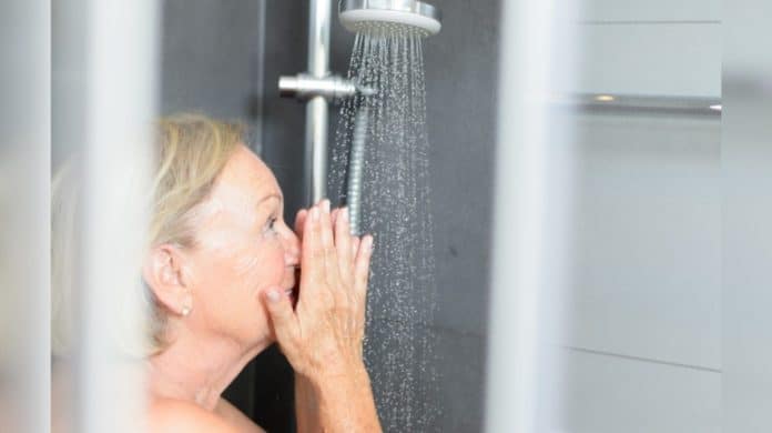 O que ninguém te conta sobre tomar banho todos os dias após os 50 anos