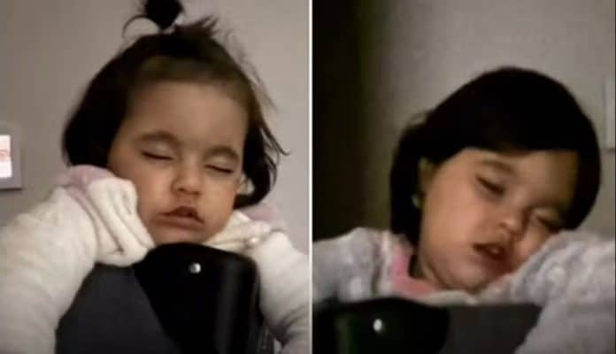 Menina adotada só dormia em pé, encostada na parede — motivo deixou nova mãe sem reação em SC