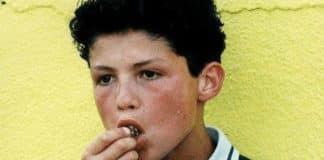 O menino desta foto nasceu em um pequeno país e se tornou um dos homens mais famosos (e ricos) do mundo