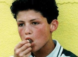 O menino desta foto nasceu em um pequeno país e se tornou um dos homens mais famosos (e ricos) do mundo