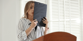 Por que eu me sinto tão afetado pelo que os outros pensam de mim? Entenda o que pode estar por trás disso