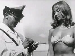 foto de uma mulher na praia carrega um detalhe escondido