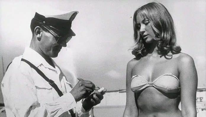 foto de uma mulher na praia carrega um detalhe escondido Parece comum à 1ª vista, mas essa foto de uma mulher na praia carrega um detalhe escondido que a tornou histórica e famosa