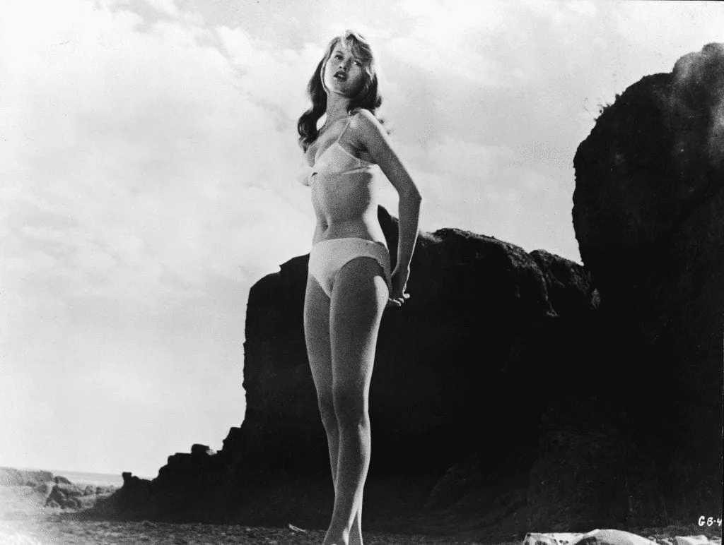 Parece comum à 1ª vista, mas essa foto de uma mulher na praia carrega um detalhe escondido que a tornou histórica e famosa contioutra.com - Parece comum à 1ª vista, mas essa foto de uma mulher na praia carrega um detalhe escondido que a tornou histórica e famosa
