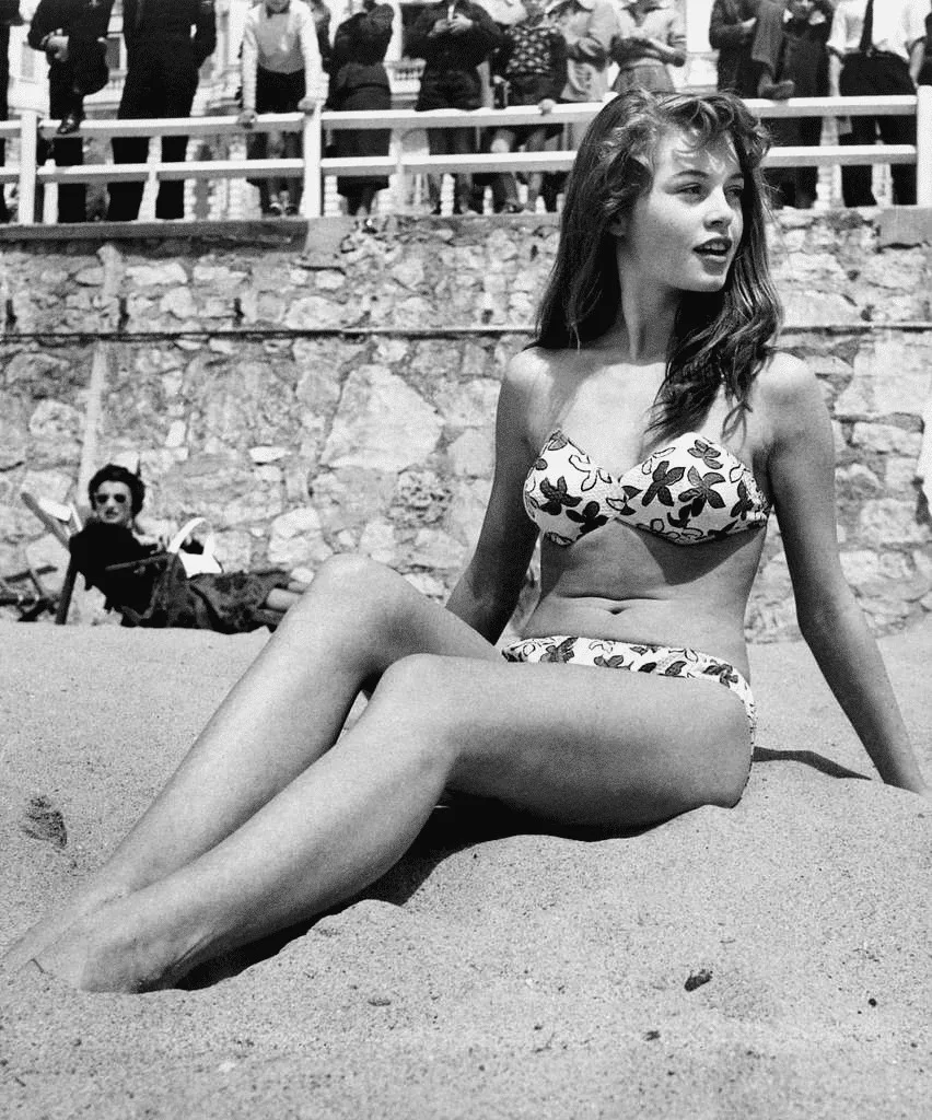 Parece comum à 1ª vista, mas essa foto de uma mulher na praia carrega um detalhe escondido que a tornou histórica e famosa contioutra.com - Parece comum à 1ª vista, mas essa foto de uma mulher na praia carrega um detalhe escondido que a tornou histórica e famosa