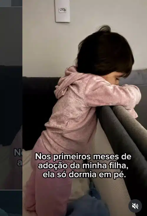 Menina adotada só dormia em pé, encostada na parede — motivo deixou nova mãe sem reação em SC contioutra.com - Menina adotada só dormia em pé, encostada na parede — motivo deixou nova mãe sem reação em SC