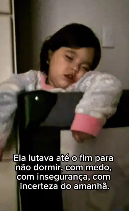 Menina adotada só dormia em pé, encostada na parede — motivo deixou nova mãe sem reação em SC contioutra.com - Menina adotada só dormia em pé, encostada na parede — motivo deixou nova mãe sem reação em SC