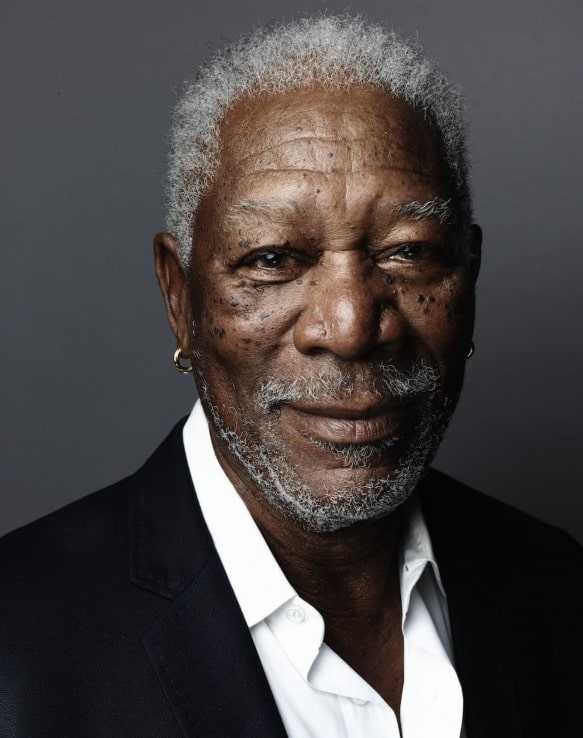 contioutra.com - Morgan Freeman sempre aparece com brincos de ouro, mas a raz&atilde;o real por tr&aacute;s do acess&oacute;rio &eacute; muito antiga quase ningu&eacute;m conhece