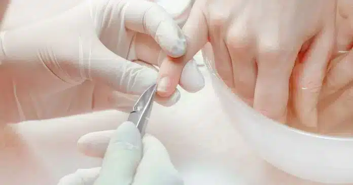 Vai costuma ir ao salão de beleza? Atenção a esse perigo que quase ninguém comenta (e pode afetar seu fígado) contioutra.com - Vai costuma ir ao salão de beleza? Atenção a esse perigo que quase ninguém comenta (e pode afetar seu fígado)