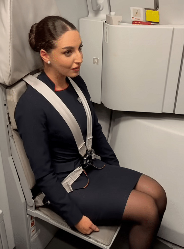contioutra.com - Viu a aeromo&ccedil;a sentada nas m&atilde;os? N&atilde;o &eacute; descanso! Ela est&aacute; se preparando para o pior e voc&ecirc; deveria saber o motivo agora
