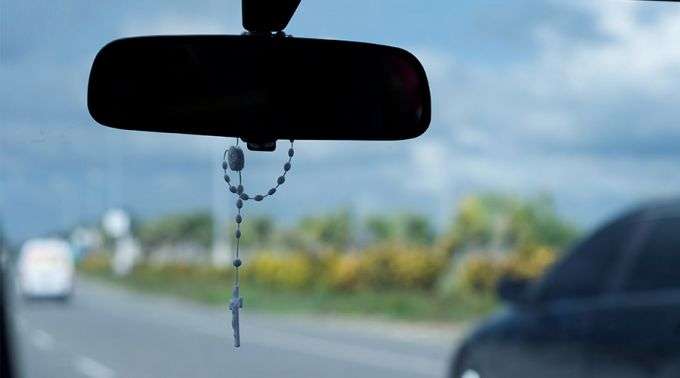 contioutra.com - O ros&aacute;rio no retrovisor n&atilde;o est&aacute; ali por acaso...  E o significado vai te fazer repensar