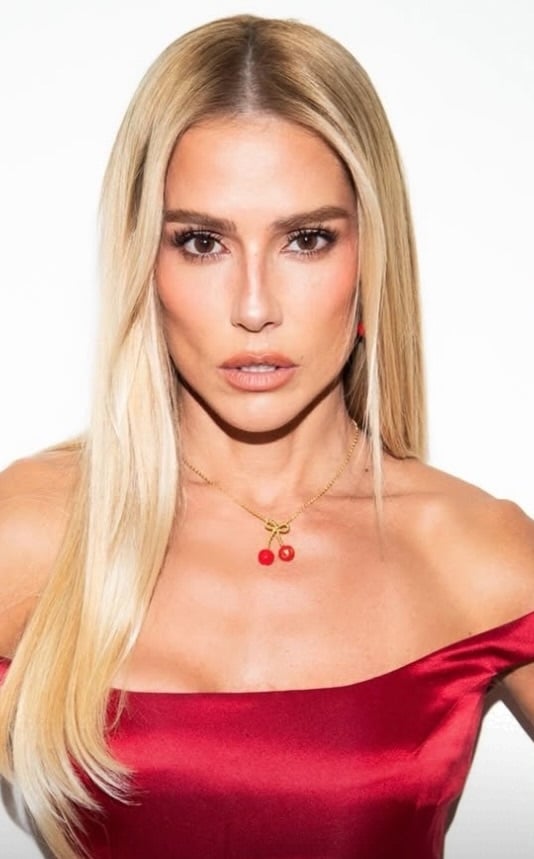 contioutra.com - A foto que te fez se sentir feia tem 3 horas de Photoshop; veja a original e compare