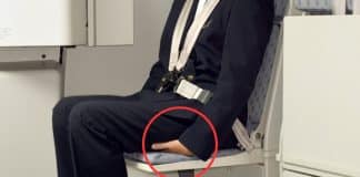 Viu a aeromoça sentada nas mãos? Não é descanso! Ela está se preparando para o pior e você deveria saber o motivo agora