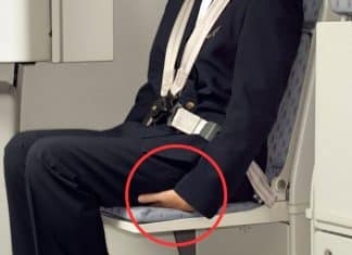 Viu a aeromoça sentada nas mãos? Não é descanso! Ela está se preparando para o pior e você deveria saber o motivo agora