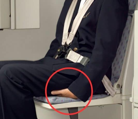 Viu a aeromoça sentada nas mãos? Não é descanso! Ela está se preparando para o pior e você deveria saber o motivo agora Aeromoça revela por que os membros da tripulação se sentam em cima das mãos